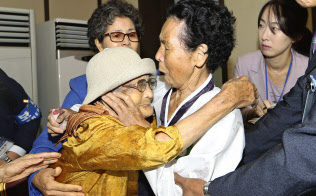 戦争がもたらした悲劇はなくしたいものだ(8月の南北離散家族再会事業の様子)=AP 戦争がもたらした悲劇はなくしたいものだ(8月の南北離散家族再会事業の様子)=AP