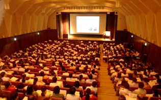 霞が関の文科省の講堂で開いた官僚向けセミナーには600人が集まった