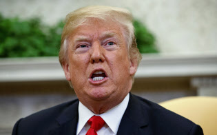 トランプ大統領を巡る様々な法律違反問題は、ニューヨーク州の連邦検察や州の検察も動いており、包囲網は狭まりつつある=AP トランプ大統領を巡る様々な法律違反問題は、ニューヨーク州の連邦検察や州の検察も動いており、包囲網は狭まりつつある=AP