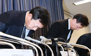 記者会見で頭を下げるヤマトホールディングスの山内雅喜社長(左)ら（31日午後、国交省）
