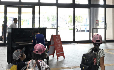 自由に触って 新鳥栖駅にピアノ 探検 九州 沖縄 日本経済新聞