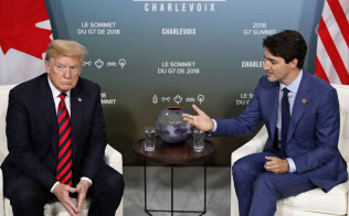 支持率低下に悩むトルドー・カナダ首相(右)は「反トランプ」に転じた=ロイター 支持率低下に悩むトルドー・カナダ首相(右)は「反トランプ」に転じた=ロイター