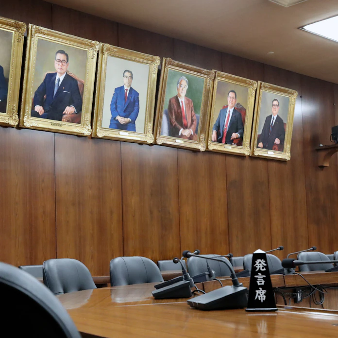 自費でもつくる肖像画 写真でみる永田町 日本経済新聞