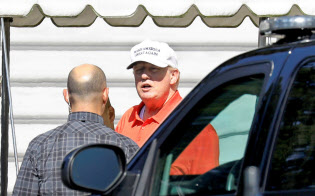3日、トランプ米大統領は経済政策が米国の労働者に恩恵をもたらしているとアピールした(ワシントン)=ロイター 3日、トランプ米大統領は経済政策が米国の労働者に恩恵をもたらしているとアピールした(ワシントン)=ロイター