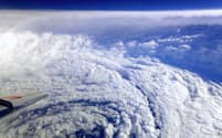 　2017年10月、日本の南海上で航空機から観測した台風21号の目（山田広幸・琉球大准教授提供）=共同