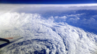 2017年10月、日本の南海上で航空機から観測した台風21号の目(山田広幸・琉球大准教授提供)=共同 2017年10月、日本の南海上で航空機から観測した台風21号の目(山田広幸・琉球大准教授提供)=共同