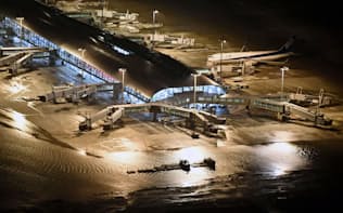 台風21号 関西を直撃 関空閉鎖で3千人孤立 復旧のメド立たず 日本経済新聞 台風21号 関西を直撃 関空閉鎖で3千人孤立 復旧のメド立たず 日本経済新聞