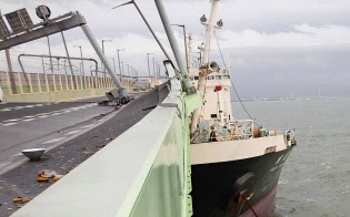 関空連絡橋に衝突したタンカー(4日午後)=関西空港海上保安航空基地提供・時事 関空連絡橋に衝突したタンカー(4日午後)=関西空港海上保安航空基地提供・時事