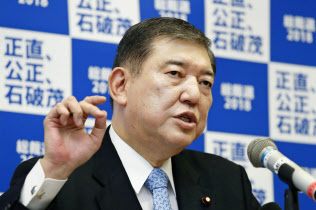 自民党総裁選への立候補を正式表明する石破元幹事長(8月10日)=共同 自民党総裁選への立候補を正式表明する石破元幹事長(8月10日)=共同