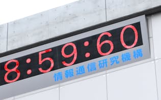 2012年に「うるう秒」を1秒挿入したとき、日本標準時表示装置は「60秒」を表示した（2012年7月1日午前、東京都小金井市の情報通信研究機構）