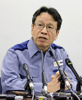 広範囲で停電が発生していることに関し、記者会見する関西電力の岩根茂樹社長(5日午前、大阪市)=共同 広範囲で停電が発生していることに関し、記者会見する関西電力の岩根茂樹社長(5日午前、大阪市)=共同