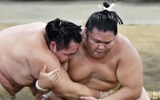 8月31日の稽古総見で汗を流す御嶽海(右)と鶴竜=共同 8月31日の稽古総見で汗を流す御嶽海(右)と鶴竜=共同