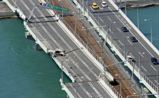 タンカーが衝突し、破損した関西空港連絡橋(5日午後)=共同 タンカーが衝突し、破損した関西空港連絡橋(5日午後)=共同