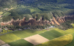地震による土砂崩れで複数の住宅がのみ込まれた現場(6日午前、北海道厚真町)=共同 地震による土砂崩れで複数の住宅がのみ込まれた現場(6日午前、北海道厚真町)=共同