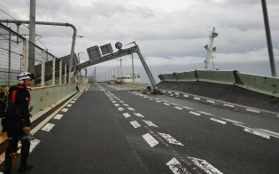 タンカーに衝突され破損した関西空港連絡橋(4日午後、関西空港海上保安航空基地提供)=共同 タンカーに衝突され破損した関西空港連絡橋(4日午後、関西空港海上保安航空基地提供)=共同