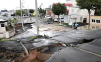 北海道地震で道路が陥没した住宅地（6日午後、札幌市清田区里塚）