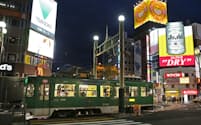 電気が復旧し、路面電車の運行が再開した札幌市内（7日午後、札幌市中央区）=小幡真帆撮影