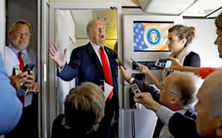 7日、大統領専用機内で記者団に話すトランプ米大統領=ロイター