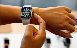 アップルの腕時計型端末「アップルウオッチ」=ロイター
