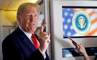 米大統領専用機内で対日圧力を記者団に語ったトランプ氏(7日)=ロイター 米大統領専用機内で対日圧力を記者団に語ったトランプ氏(7日)=ロイター