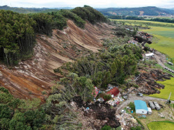 多数の土砂崩れは厚真町北部の約13キロ四方 日本経済新聞
