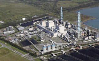 地震の影響で停止した北海道電力の苫東厚真火力発電所=6日、北海道厚真町(共同通信社機から) 地震の影響で停止した北海道電力の苫東厚真火力発電所=6日、北海道厚真町(共同通信社機から)
