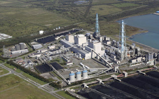 北海道電力の苫東厚真火力発電所(6日午後、北海道厚真町)=共同 北海道電力の苫東厚真火力発電所(6日午後、北海道厚真町)=共同