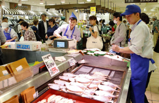 営業を再開した大丸札幌店の食品フロア(8日午後、札幌市中央区)=共同 営業を再開した大丸札幌店の食品フロア(8日午後、札幌市中央区)=共同