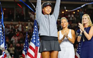 全米オープンテニスの女子シングルスで初制覇を果たし、トロフィーを掲げる大坂なおみ選手（8日、ニューヨーク）=共同