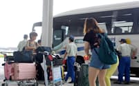 臨時のシャトルバスから降車する利用客（関空第2ターミナル）