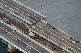 タンカーが衝突し損傷、大きくずれた関西国際空港の連絡橋(7日)=共同 タンカーが衝突し損傷、大きくずれた関西国際空港の連絡橋(7日)=共同