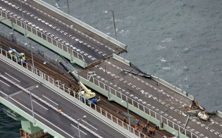 タンカーが衝突し損傷、大きくずれた関西国際空港の連絡橋(7日)=共同 タンカーが衝突し損傷、大きくずれた関西国際空港の連絡橋(7日)=共同