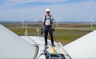 風車の上で風力発電施設の完成を祝うアマゾンのベゾスCEO（米テキサス州）=ツイッターの動画から