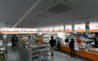 照明を間引くなどの節電対策を始めたセイコーマートの店舗（10日午後、札幌市中央区）