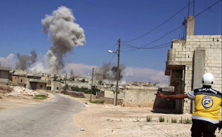 空爆が続くシリア北西部イドリブ県=ホワイトヘルメッツ提供・AP 空爆が続くシリア北西部イドリブ県=ホワイトヘルメッツ提供・AP