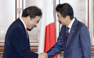 韓国の李洛淵首相(左)と握手する安倍首相(11日、ロシア・ウラジオストク)=代表撮影・共同 韓国の李洛淵首相(左)と握手する安倍首相(11日、ロシア・ウラジオストク)=代表撮影・共同