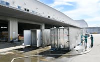 浸水した関西国際空港の貨物地区では清掃作業が続く（11日午後）