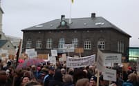 国会議事堂前の広場に集まりアイスランド政府への不満を訴える市民ら。米国発の金融危機が波及して「国家存亡の危機」にまで発展した（2008年11月8日、レイキャビクで）