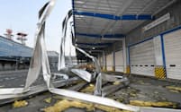 台風21号の影響で被害が出た関西国際空港の貨物倉庫（5日）