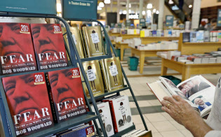 11日、ニューヨークの書店に並んだウッドワード氏の著書=ロイター 11日、ニューヨークの書店に並んだウッドワード氏の著書=ロイター