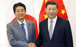 会談で握手する中国の習近平国家主席(右)と安倍首相=9月12日、ロシア・ウラジオストク(共同) 会談で握手する中国の習近平国家主席(右)と安倍首相=9月12日、ロシア・ウラジオストク(共同)