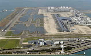 台風21号の影響による高潮で浸水し、誘導路などに水が残る関西空港(5日)=共同 台風21号の影響による高潮で浸水し、誘導路などに水が残る関西空港(5日)=共同
