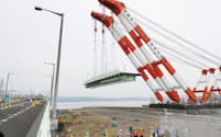 関西空港の連絡橋から撤去される損傷した橋桁（12日午後）