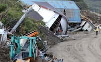 土砂崩れで倒壊した家屋が残る被災地（12日、北海道厚真町）