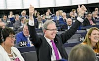 EU著作権改革案の可決を喜ぶ欧州議会の法案責任者（仏ストラスブールの欧州議会、12日）=欧州議会提供