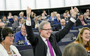 EU著作権改革案の可決を喜ぶ欧州議会の法案責任者(仏ストラスブールの欧州議会、12日)=欧州議会提供 EU著作権改革案の可決を喜ぶ欧州議会の法案責任者(仏ストラスブールの欧州議会、12日)=欧州議会提供