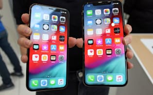 米アップルのスマートフォン「iPhone」の新型「XS Max」（右）と「XS」（12日、米カリフォルニア州クパチーノ）=共同