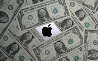 米連邦取引委員会は独禁法見直しを検討している（ドル紙幣に囲まれた、米企業で初めて時価総額1兆ドルを超えたアップルのロゴ）=ロイター