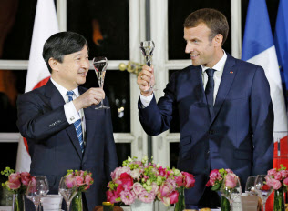 晩さん会でマクロン仏大統領(右)と乾杯する皇太子さま(12日、パリ近郊のベルサイユ宮殿)=代表撮影・共同 晩さん会でマクロン仏大統領(右)と乾杯する皇太子さま(12日、パリ近郊のベルサイユ宮殿)=代表撮影・共同