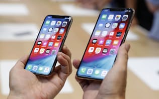 iPhoneの新型が登場したタイミングでスマホの買い替えを考えている人も多いだろう。今、知っておくべき基礎知識を解説する。写真はiPhoneの新機種「XS」（左）と「XS Max」=ロイター